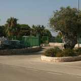 A questo punto lasciamo il sorvegliante e ci dirigiamo verso il villaggio attiguo: il �Club Adriatico�, la cui entrata � situata a 80 metri pi� a nord. Sappiamo di per certo che anche questo residence presenta una strada diretta alla famosa spiaggia. Chiediamo anche qui di passare, ma il custode ci risponde: �S� il mare � di tutti, ma da qui possono transitare solo i soci o al massimo gli amici dei soci, perch� � un centro privato�